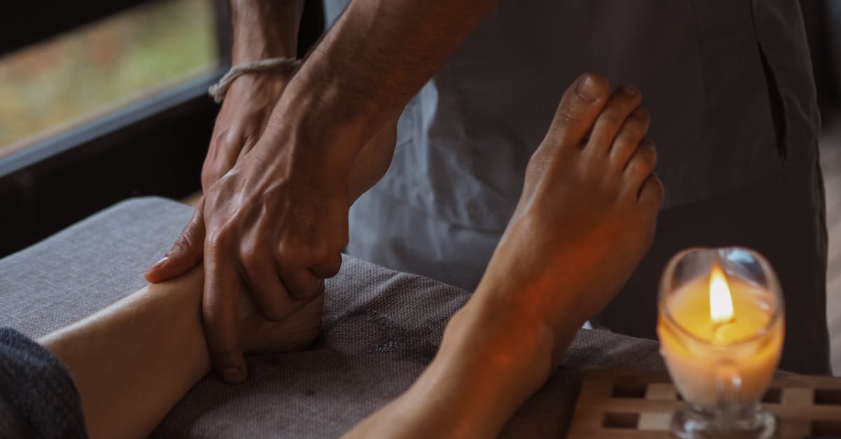 découvrez la bougie de massage : une bougie parfumée qui, une fois fondue, se transforme en une huile tiède idéale pour des massages relaxants et sensoriels. parfaite pour créer une ambiance cocooning à la maison.