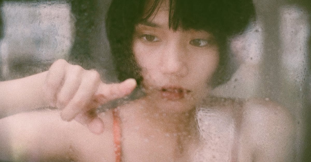 découvrez l'huile sensuelle idéale pour des massages relaxants et des moments de bien-être. sa texture soyeuse et ses arômes envoûtants éveillent les sens et subliment chaque expérience romantique.